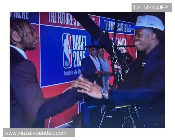 埃奇库姆费城主场首秀表现惊艳球迷热烈掌声致敬